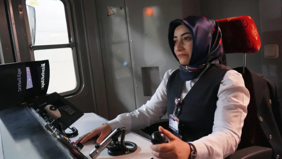 İstanbul'da milyonlarca yolcu taşıyan kadın makinistler