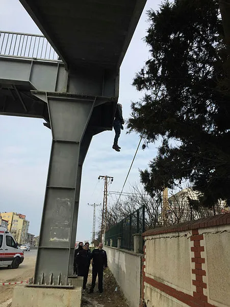 İstanbul'da korkunç olay! Köprüye asılı halde bulundu - 2
