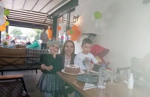 3-kez-kanseri-yenen-cicek-akcay-hayatini-losemili-cocuklara-adadi-1637474430669.jpg 3 kez kanseri yenen Çiçek Akçay hayatını lösemili çocuklara adadı