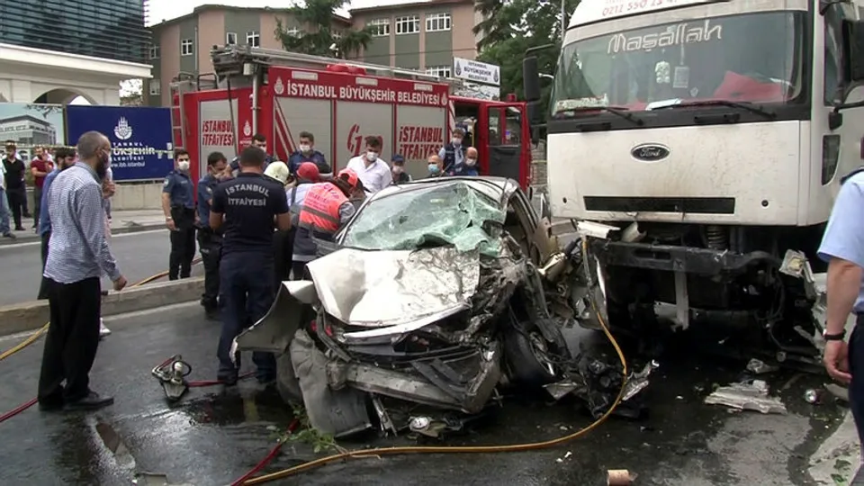 İstanbul’da kontrolden çıkan kamyon ortalığı savaş alanına çevirdi