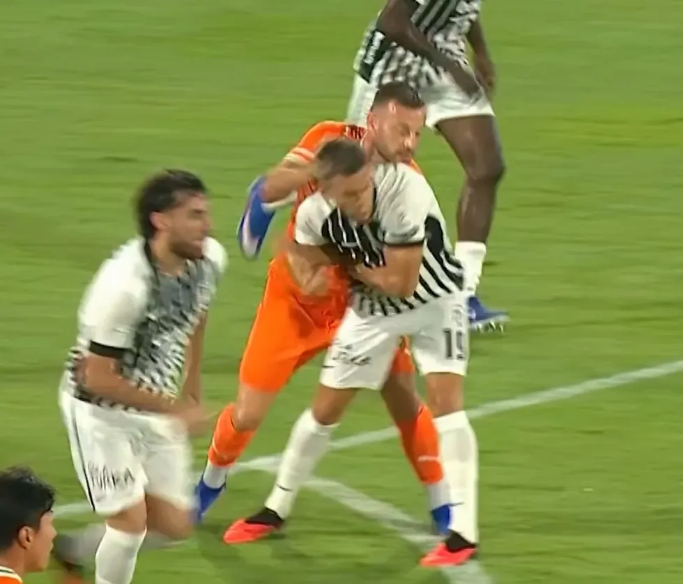 besiktastan-tartismali-pozisyona-tepki-20262027-sezonu-basladi-1787514063369.jpg Beşiktaş’tan tartışmalı pozisyona tepki: “2026/2027 sezonu başladı” - 2
