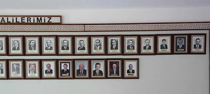 Tutuklu valinin fotoğrafı panodan kaldırıldı - 1