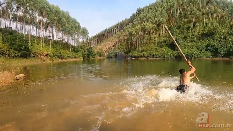 Dev anakonda yılanı nehirde yüzen gençlere saldırdı! Korku dolu anlar görüntülendi 17