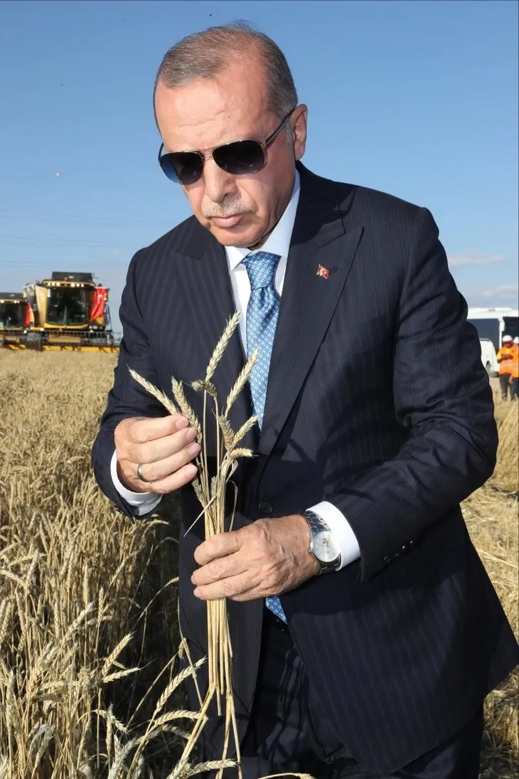 Başkan Erdoğan yerli elektrikli traktörü kullandı