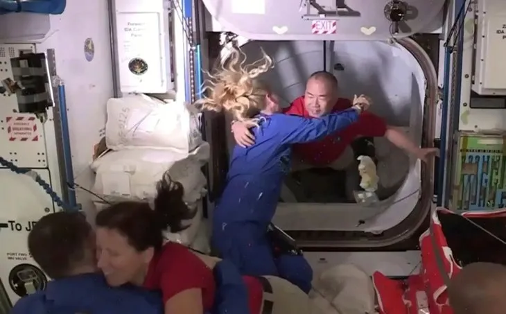 Dünya bu görüntüleri konuşuyor! SpaceX 4 NASA astronotunu başarıyla uzay istasyonuna götürdü