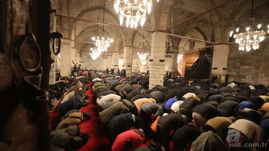 Tüm Türkiye depremde vefat edenler için ellerini semaya kaldırdı 14