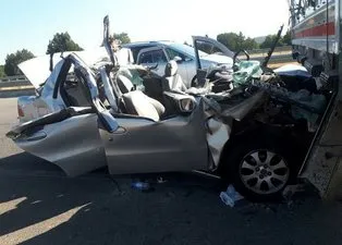 Kütahya'da otomobil, TIR'a arkadan çarptı: 2 ölü, 4 yaralı