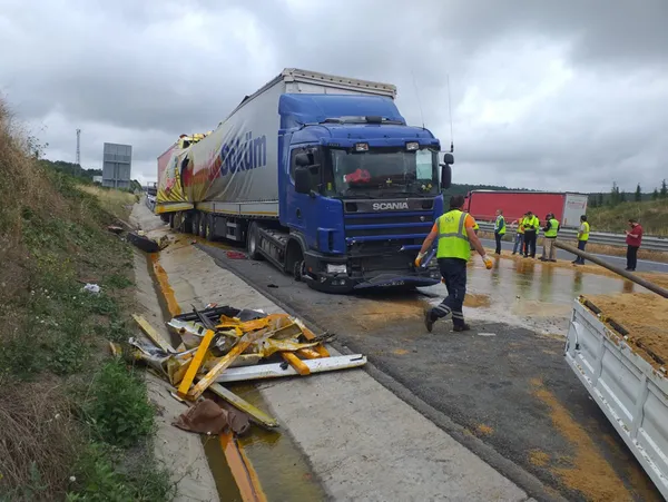 Son dakika: Beykoz'da iki TIR ile bir minibüs çarpıştı: Sürücü hayatını kaybetti - 4