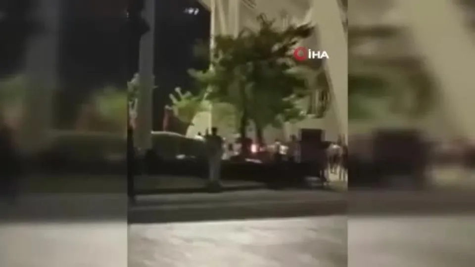 Çin’de bir araç kalabalığın arasına daldı