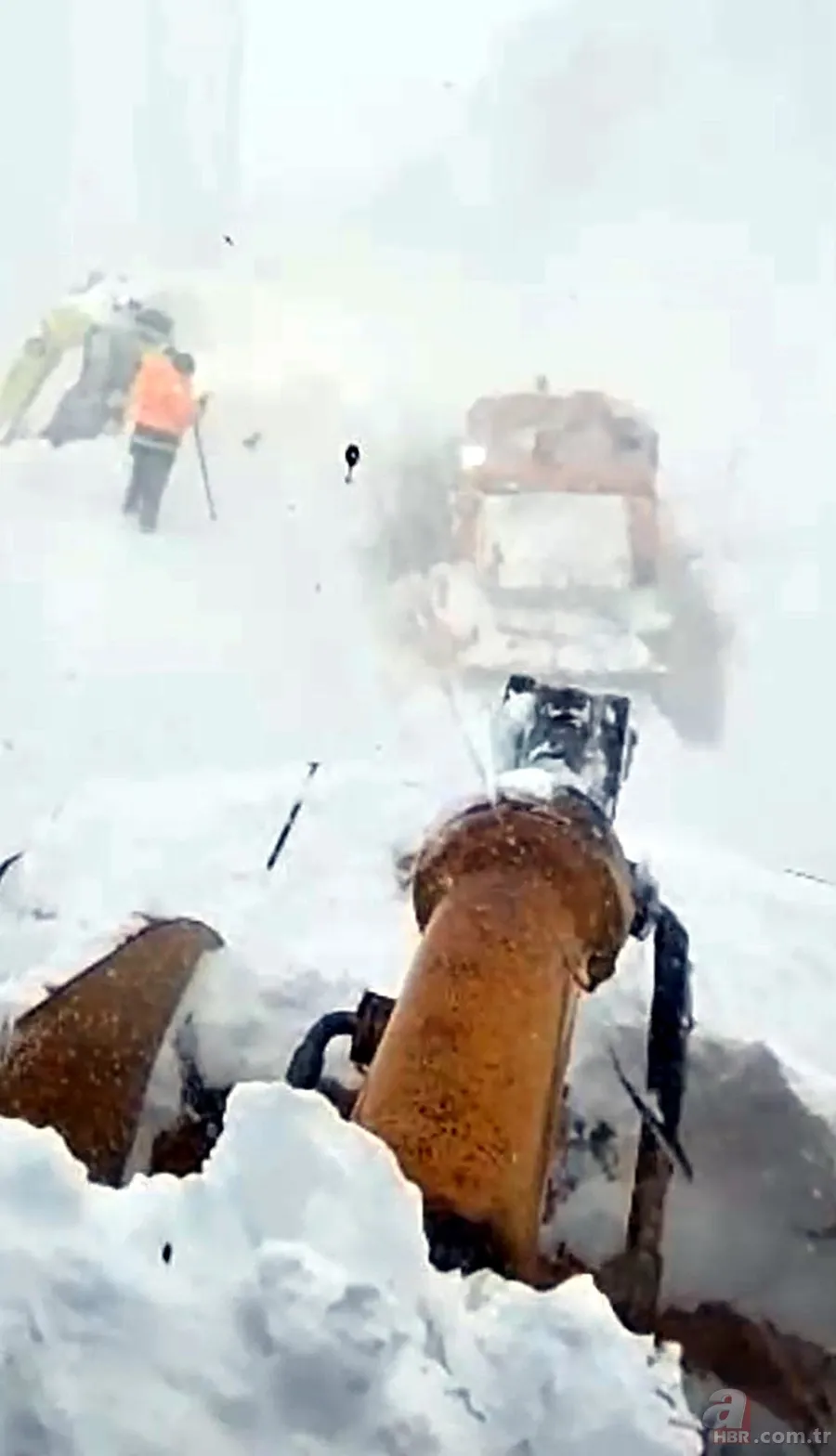 Dev kar kütleleri iş makinelerini yuttu! Ardahan-Artvin yolunda korku dolu anlar 9