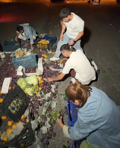 İzmir’de kasalar yola saçıldı, vatandaşlar pazarcının yardımına koştu - 1