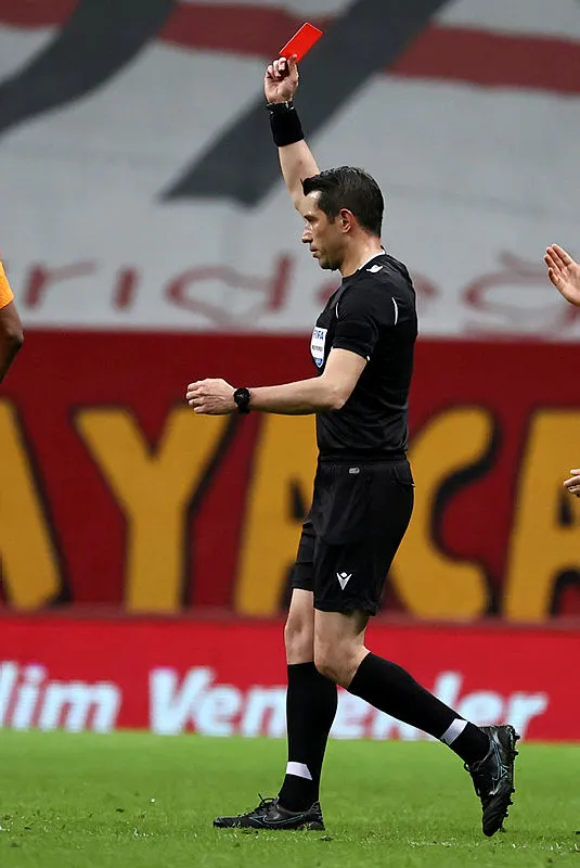 1666897543958.jpg Ali Palabıyık ile Galatasaray taraftarı karşı karşıya geldi! Palabıyık İsviçre'de Alanyaspor maçındaki kararları nedeniyle özür diledi - 2