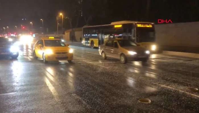 İstanbul'da yoğun kar yağışı etkili oldu | Kent kısa sürede beyaza büründü - 3