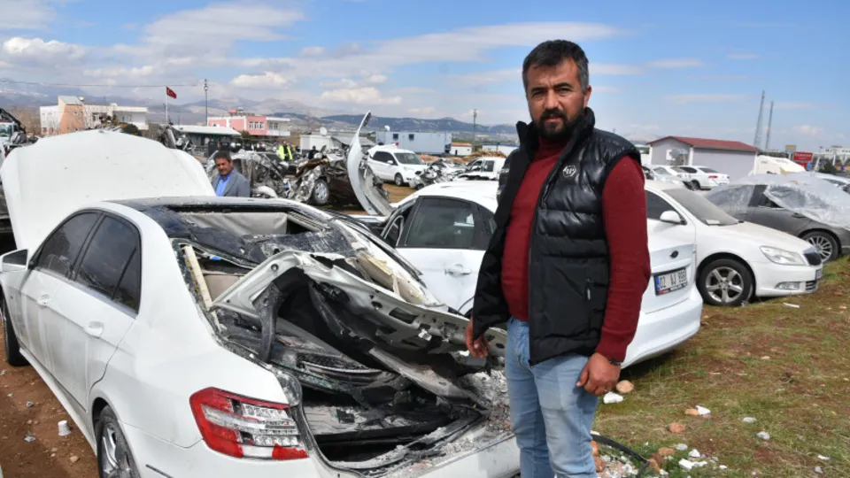 Depremden önce milyonerdi! Şimdi borcunu ödemek için hurdalıklarda bekliyor