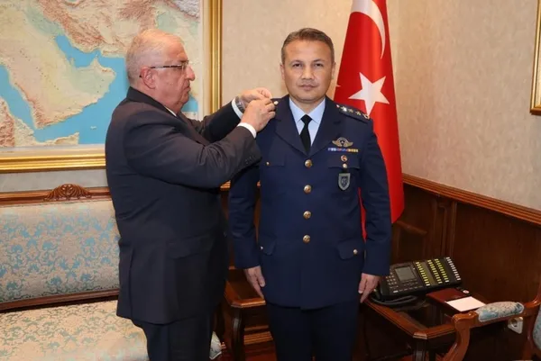 uzaya-gidecek-ilk-turk-rutbesini-aldi-bakan-yasar-guler-uzay-yolculugunda-basarilar-1693602924649.jpg Uzaya gidecek ilk Türk rütbesini aldı! Bakan Yaşar Güler: Uzay yolculuğunda başarılar - 1