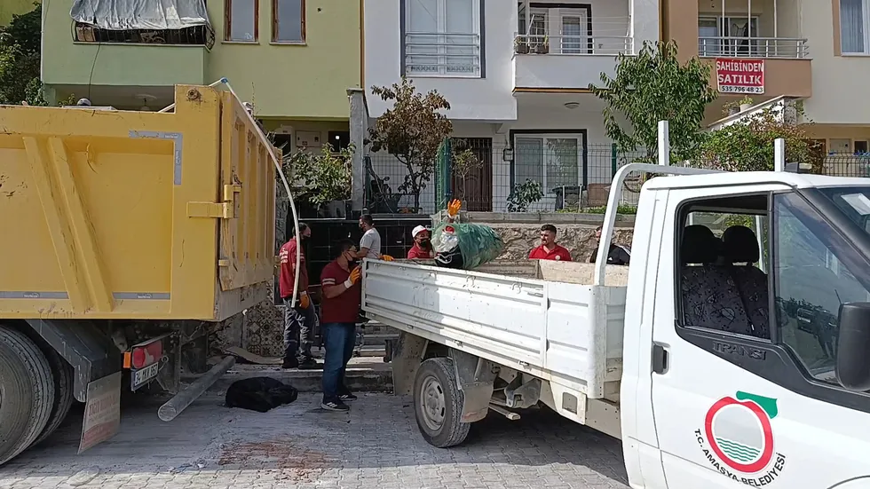 Amasya'da çöp ev alarmı: 3 katlı binadan 1 ton atık çıkarıldı - 4