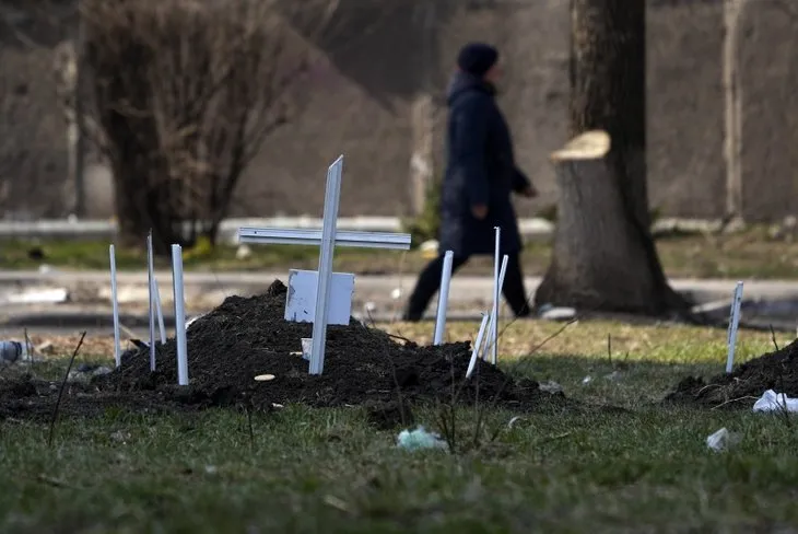 Rusya - Ukrayna savaşında bombalar arasında kaldılar! Mariupol’de toplu mezarlar