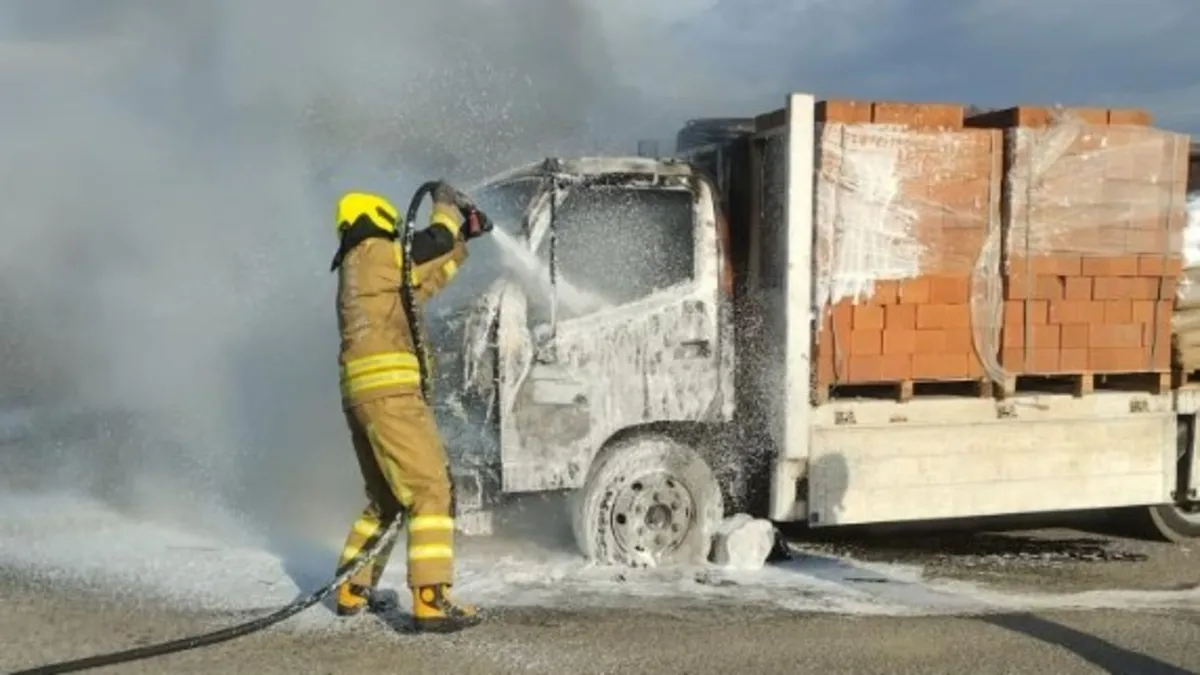 Balıkesir'de kamyonda yangın paniği! Alevler yükseldi