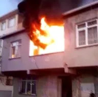 Vahşet! Ailesinin oturduğu evi ateşe verdi