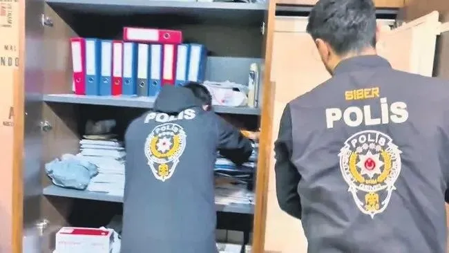 erkan-kork-sorusturmasinda-dikkat-ceken-detay-suc-imparatorlugu-kurdular-1742027990327.jpeg Erkan Kork soruşturmasında operasyon görüntüleri (AHABER ARŞİV)