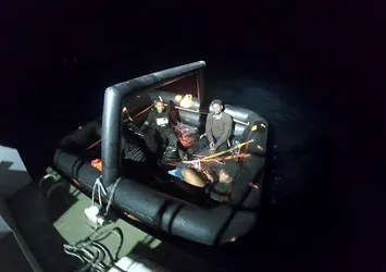 İzmir'de 60 kaçak göçmen kurtarıldı