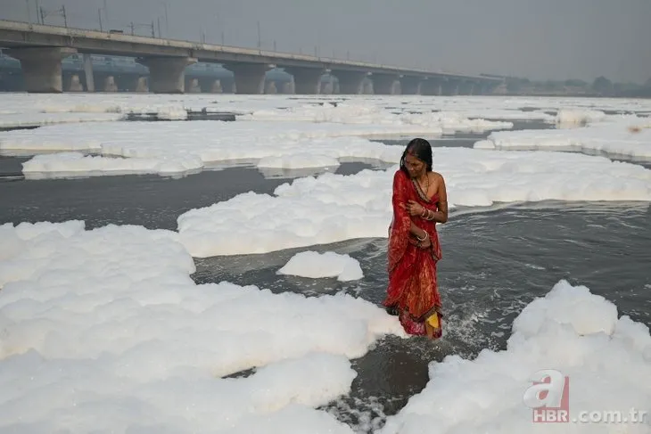 Su kalitesi 5 yıldır kritik seviyede! Hindistan’da Yamuna Nehri zehirli köpükle kaplandı