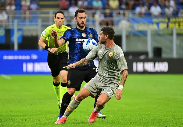 hakan-calhanoglu-interle-sezona-bomba-gibi-basladi-1629575375118.jpg Hakan Çalhanoğlu, Inter'le sezona bomba gibi başladı - 1