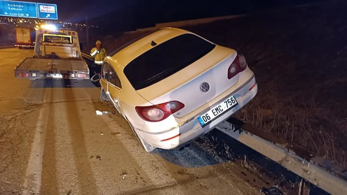 Ankara'da kontrolden çıkan otomobil bariyere çarptı