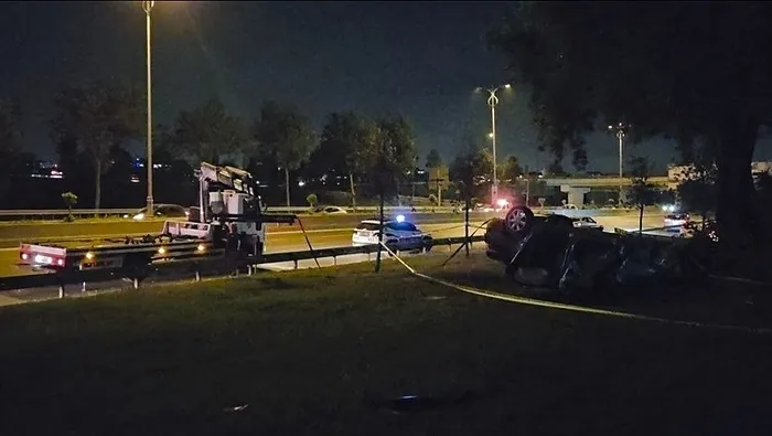 kontrolden-cikan-arac-bariyerlere-carpip-takla-atti-olu-ve-yaralilar-var-1749439811451.jpeg Takla atan otomobil hurdaya döndü. (DHA)