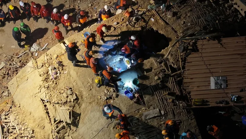 Konya’da 4 katlı bina çöktü! Enkaz altında sevinç sohbeti