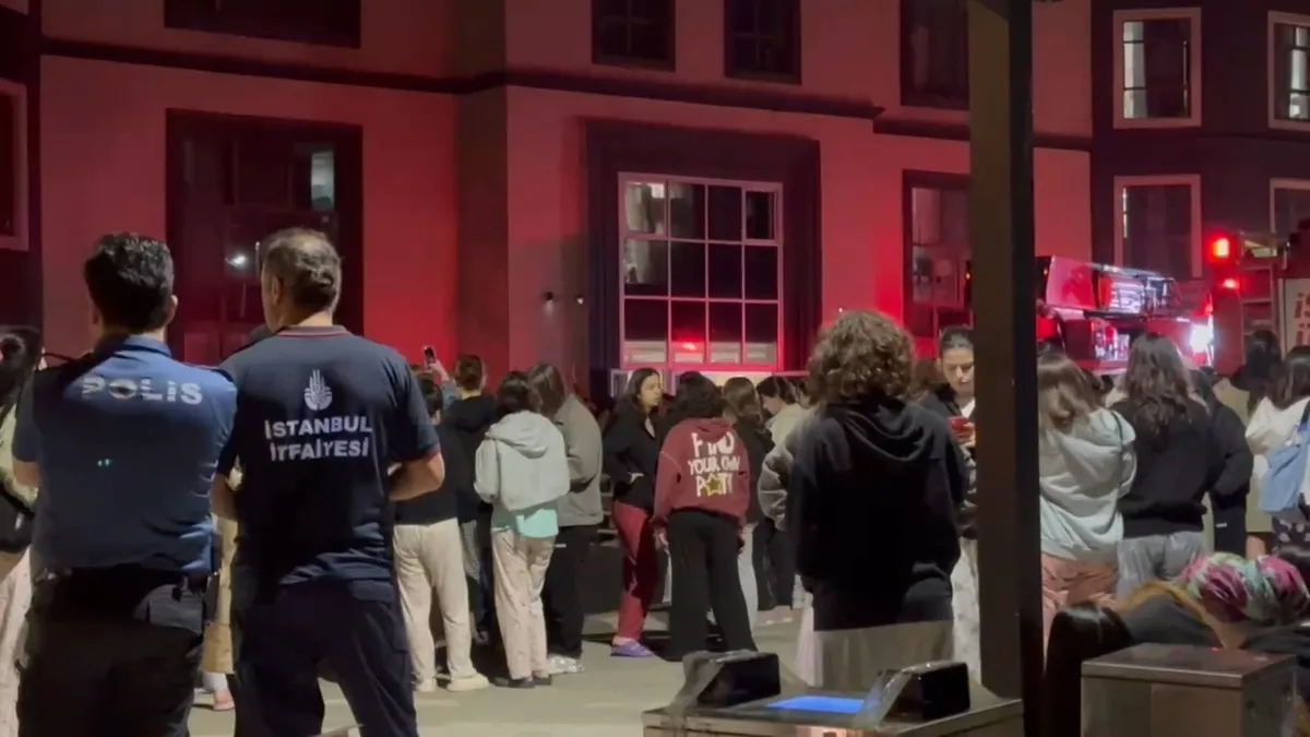 Tuzla’daki öğrenci yurdunda elektrik odasında çıkan yangın paniğe yol açtı