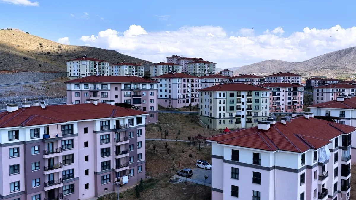 toki-malatya-konut-belirleme-kurasi-teslim-ve-odeme-takvimi-1784883177951.jpg Malatya İkizce Mahallesi'nde inşa edilen TOKİ konutlarının sözleşme tarihinden itibaren 48 ay içinde teslim edilmesi planlanıyor.