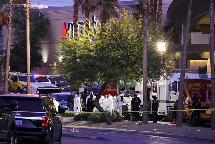 trumpin-otelinin-onunde-patlama-alevler-yukseldi-olu-ve-yaralilar-var-1735798272901.jpeg Trump'ın Las Vegas'taki otelinin önünde bir araç alev alarak patladı (AFP)