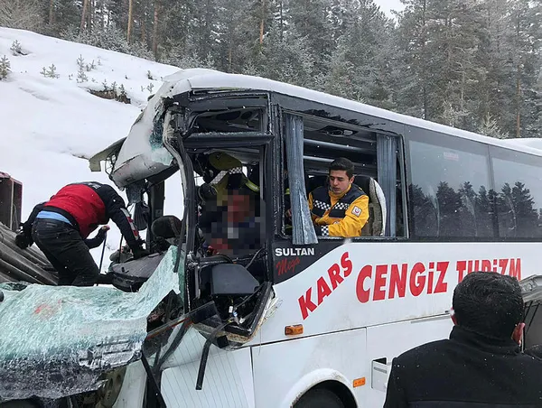 Son dakika: Sarıkamış'ta midibüs kaza yaptı! Çok sayıda yaralı var - 1