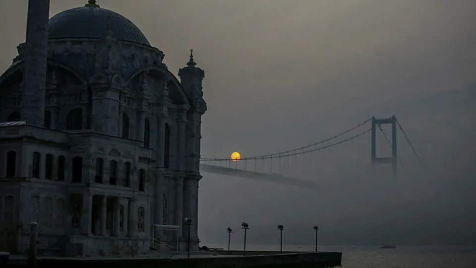 İstanbul'a sis çöktü! Göz gözü görmedi! İşte o görüntüler