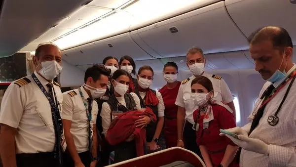 THY'de bebek heyecanı! Afganistan vatandaşı 10 bin metrede doğum yaptı - 1
