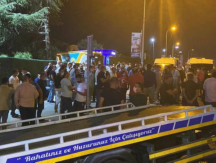 Servisçilerden İmamoğlu’na İBB önünde protesto: Belediye plaka satmak istiyorsa hodri meydan