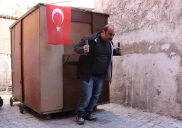 Kirasını ödeyemeyince gardıropta yaşamaya başladılar