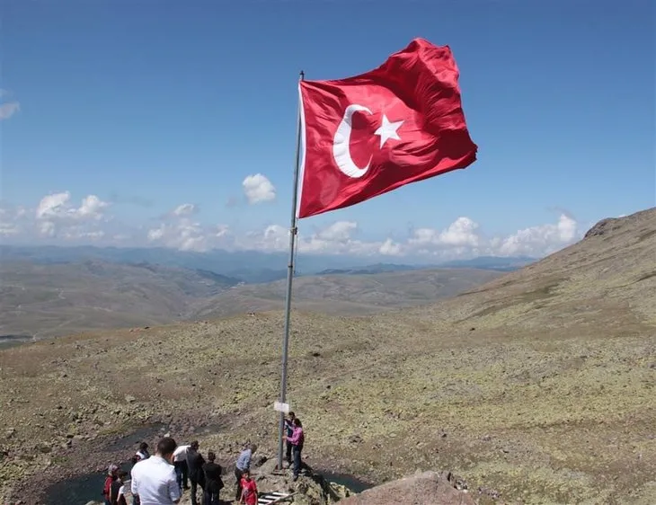 Yaylaya Dev Turk Bayragi Dikti