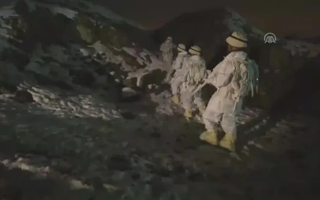 En uzun gecede eller tetikte