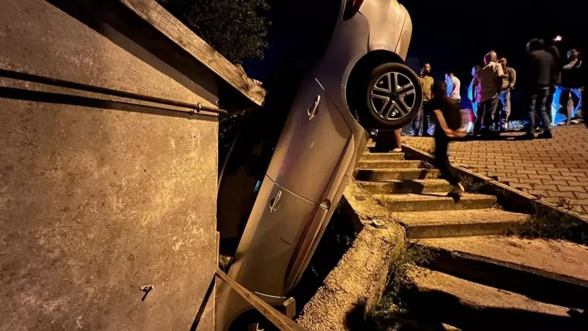 El freni çekilmeyen otomobil bahçe duvarını yıktı
