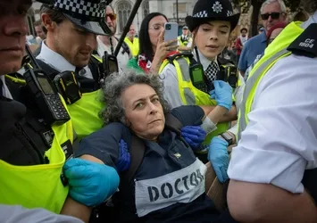 Londra'da yasaklı gruba destek eylemi yapan 890 gösterici gözaltına alındı