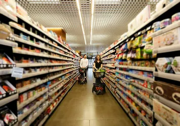 Dolar düştü etiketler değişecek mi? Sıra stokçu ve fırsatçıda