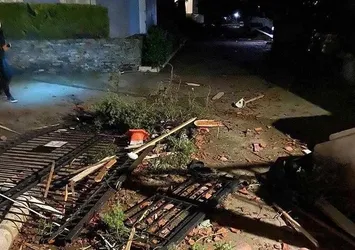 İzmir'i hortum vurdu! Yaralılar var! Urla'da ise aniden bastıran dolu vatandaşlara zor anlar yaşattı