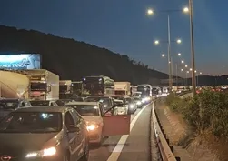 Kuzey Marmara’da tehlikeli kaza! Tabela otoyola devrildi