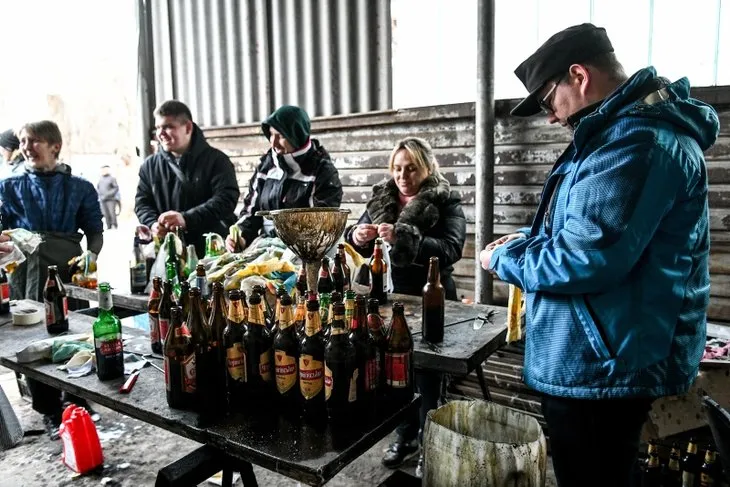 Ukrayna’da sokak savaşı! Bira fabrikasını molotof kokteyl fabrikasına çevirdiler | Sivil halk tahta silahlarla eğitim aldı