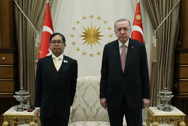 Son dakika: Başkan Erdoğan'dan Külliye'de peş peşe önemli kabuller! Güven mektubu sundular - 1
