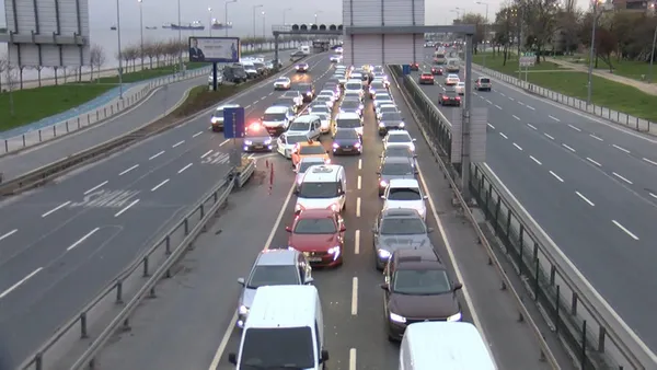 1680714465131.jpg Avrasya Tüneli'nde kaza: Trafiği olumsuz etkiledi - 1