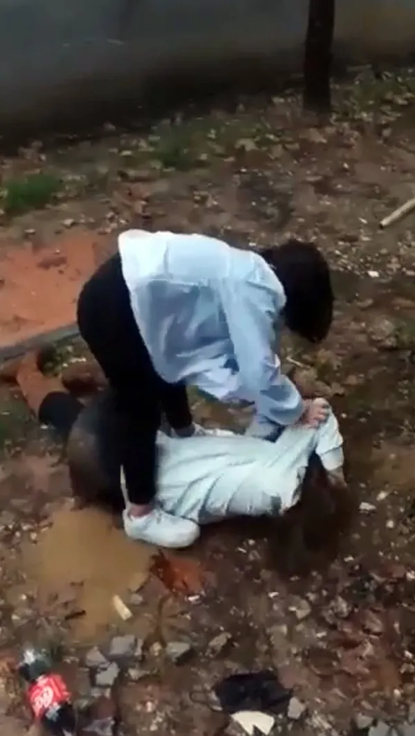 1642066330039.jpg Okul bahçesinde skandal görüntü! Kızın saçlarından tutup çamurda sürükledi - 3