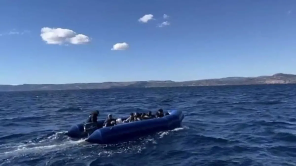 Girit'te düzensiz göçmenleri taşıyan bot battı!